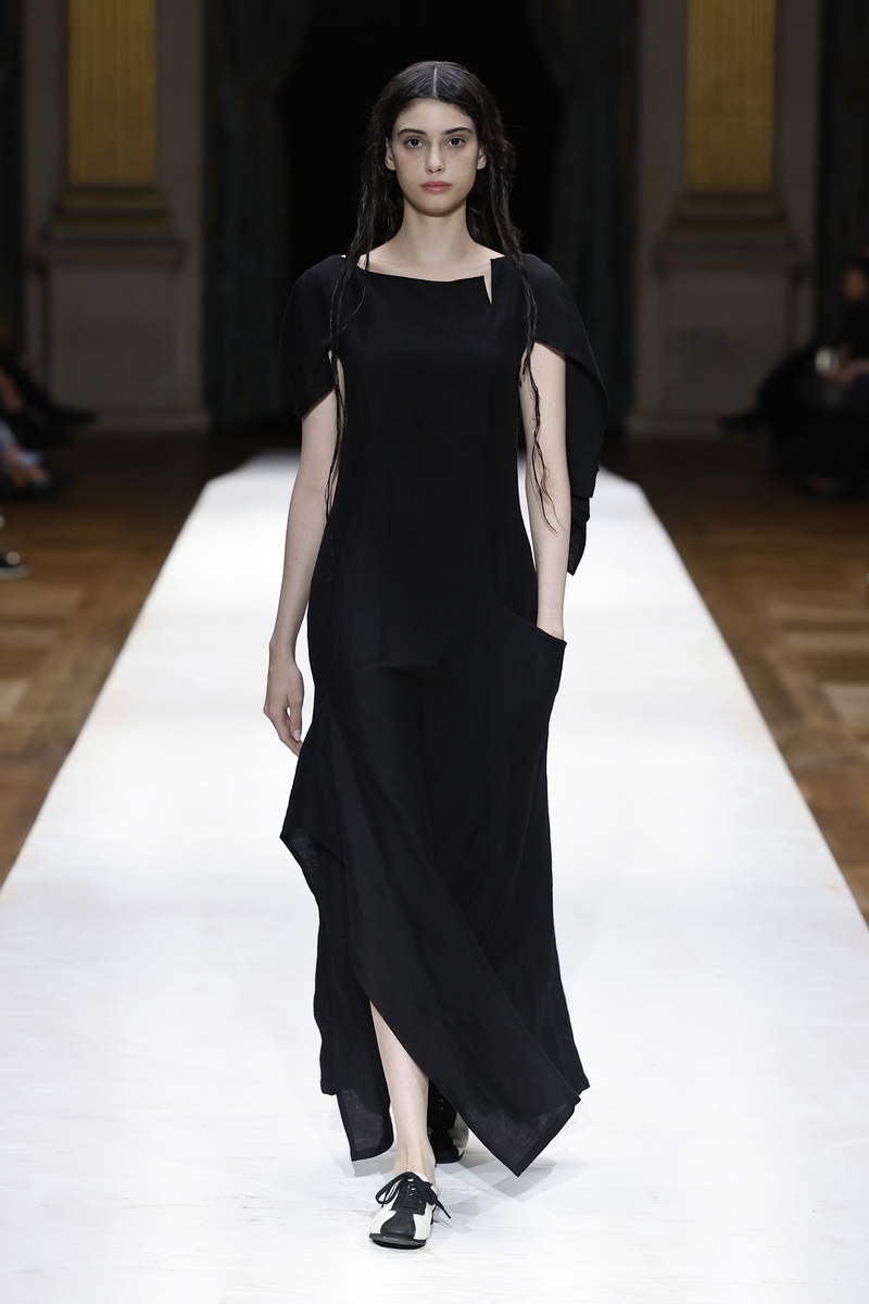 Yohji Yamamoto collezione donna estate 2024 - Photo Courtesy of Yohji Yamamoto