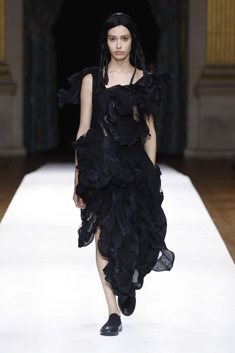 Yohji Yamamoto collezione donna estate 2024 - Photo Courtesy of Yohji Yamamoto