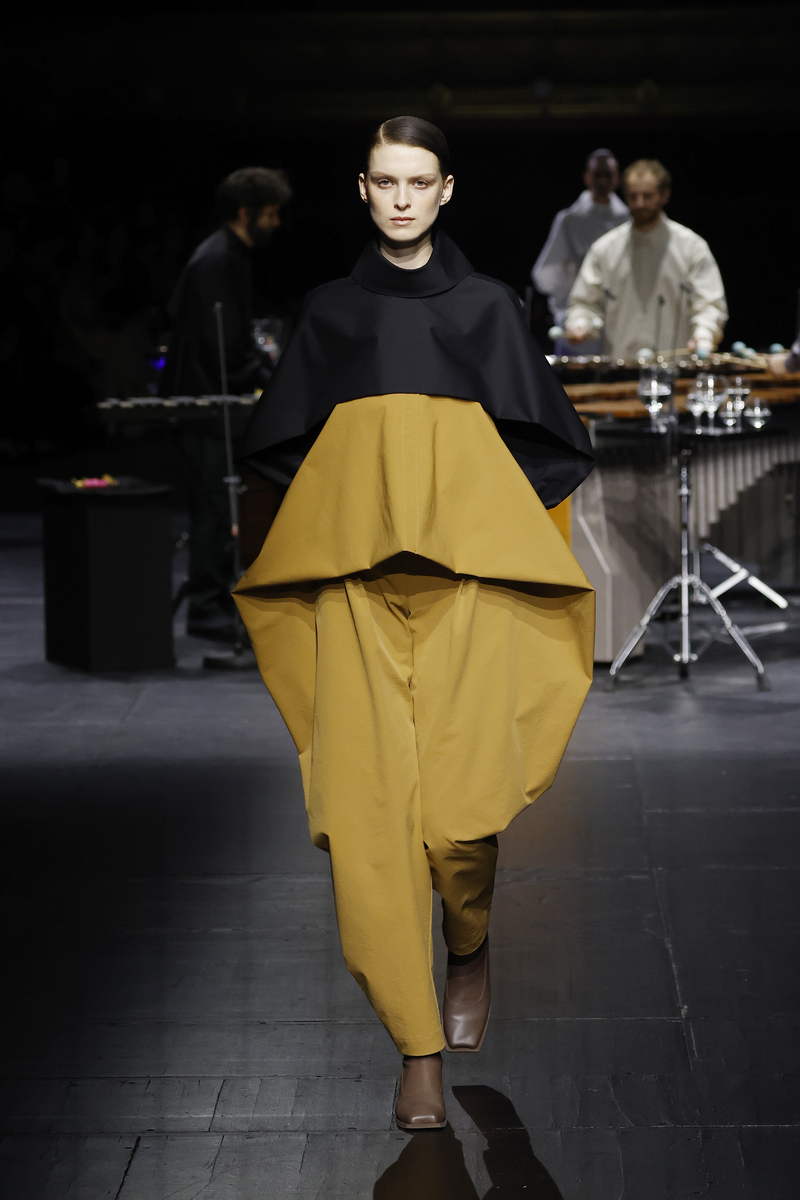 Issey Miyake collezione donna autunno inverno 2023 2024 - Photo courtesy of Issey Miyake