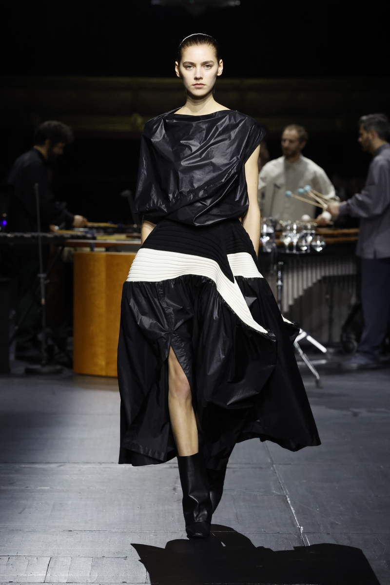 Issey Miyake collezione donna autunno inverno 2023 2024 - Photo courtesy of Issey Miyake