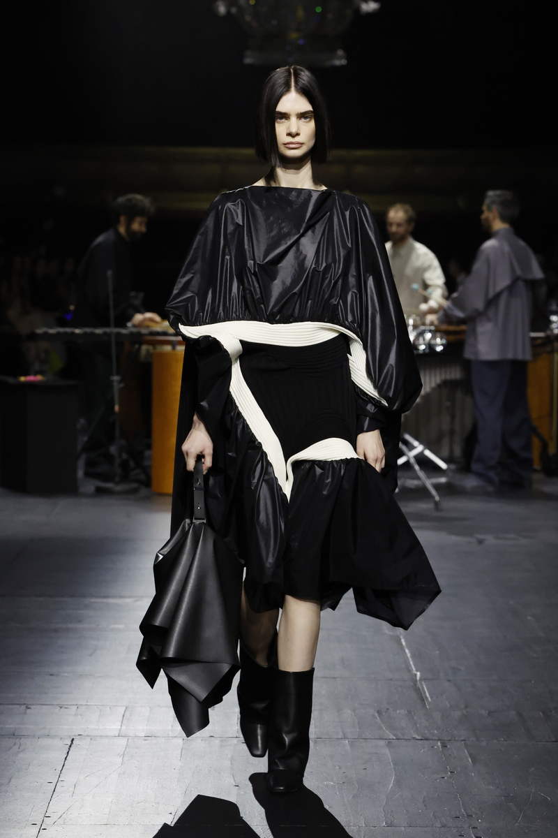 Issey Miyake collezione donna autunno inverno 2023 2024 - Photo courtesy of Issey Miyake