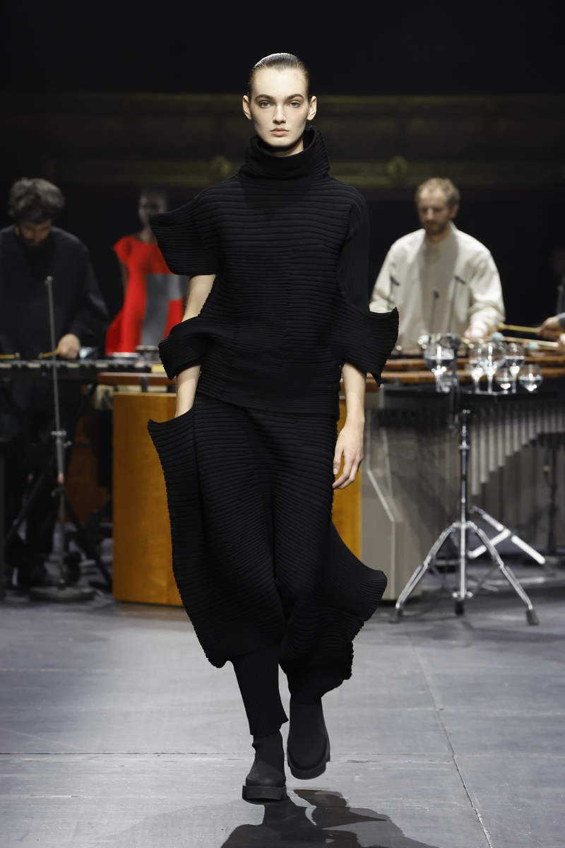 Issey Miyake collezione donna autunno inverno 2023 2024 - Photo courtesy of Issey Miyake