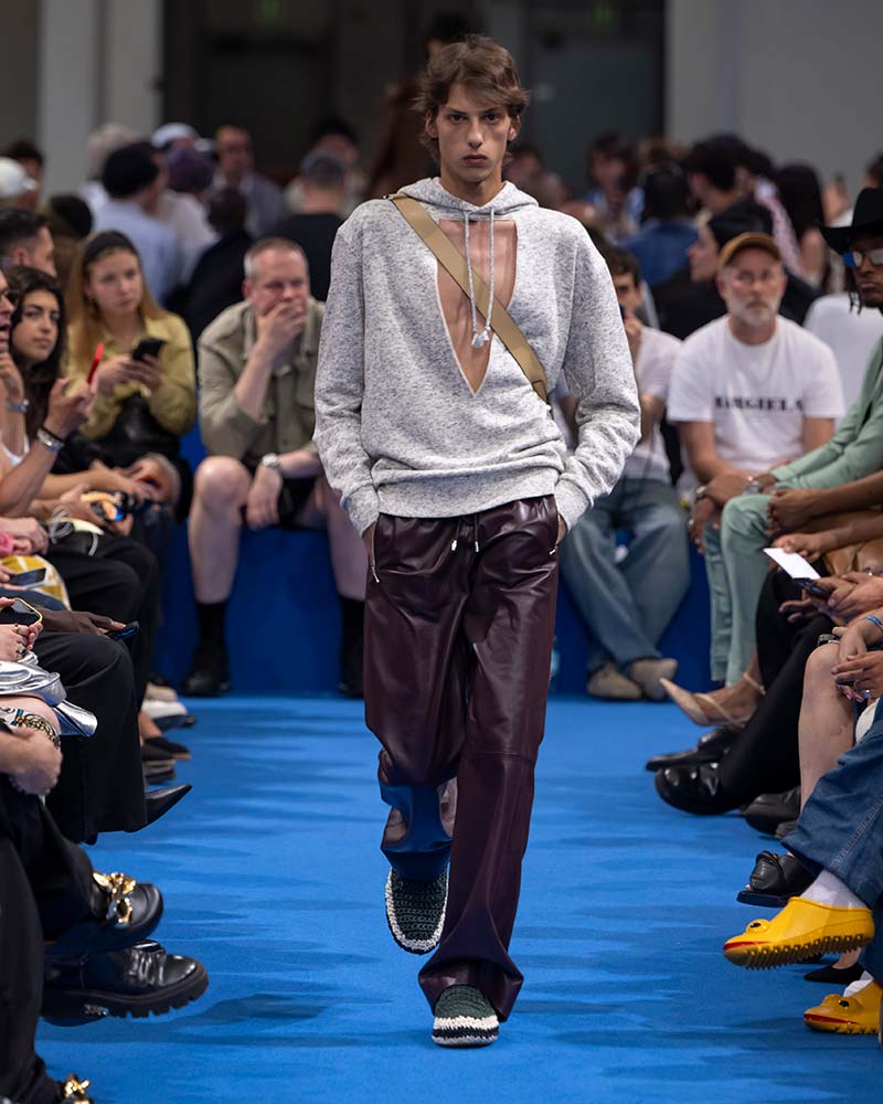 Queste le tendenze pantaloni più importanti nella moda uomo per il 2024 - Photo courtesy of J.W. Anderson