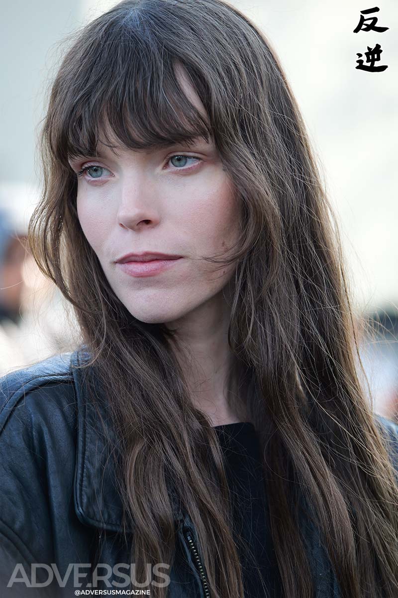 Tendenze capelli 2025, torna la frangia lunga - Photo Charlotte Mesman