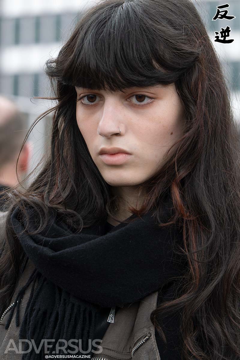 Tendenze capelli 2025, torna la frangia lunga - Photo Charlotte Mesman