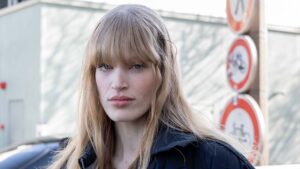 Tendenze capelli 2025, torna la frangia lunga - Photo Charlotte Mesman