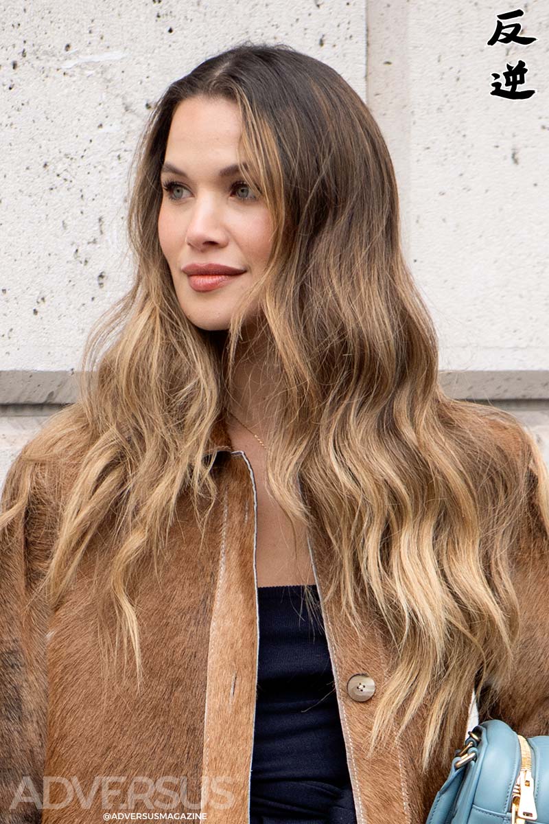 Colori e tecniche per capelli biondi estate 2025: highlights e balayage - Photo Charlotte Mesman