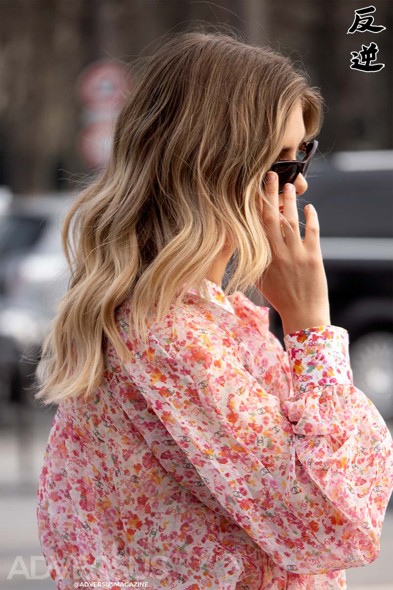 Colori e tecniche per capelli biondi estate 2025: highlights e balayage - Photo Charlotte Mesman
