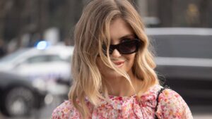 Colori e tecniche per capelli biondi estate 2025: highlights e balayage - Photo Charlotte Mesman