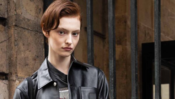 Giacca in pelle oversize e jeans larghi: lo street style off-duty di Aine O’Leary - Photo ADVERSUS