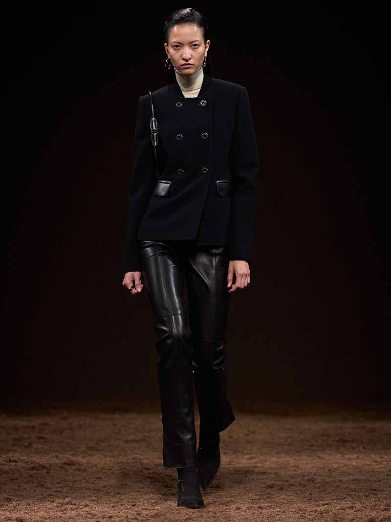 América González in passerella per Hermès autunno inverno 2025 2026 - Photo courtesy of Hermès