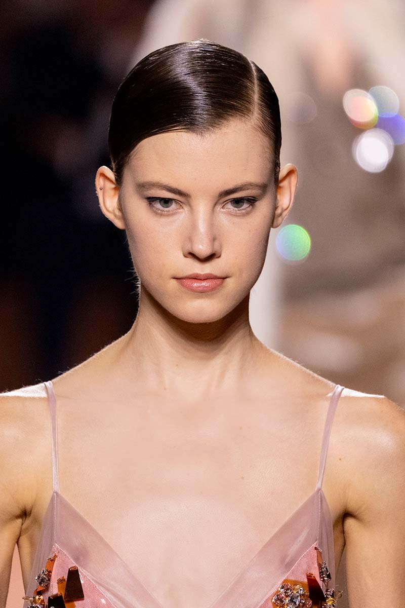 Al passo con le nuove tendenze capelli con il wet look dell’inverno 2025/2026 - Photo courtesy of FENDI
