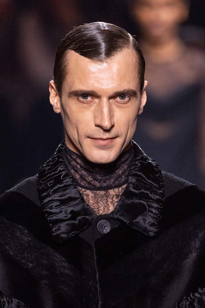 Al passo con le nuove tendenze capelli con il wet look dell’inverno 2025/2026 - Photo courtesy of FENDI