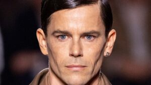Al passo con le nuove tendenze capelli con il wet look dell’inverno 2025/2026 - Photo courtesy of FENDI