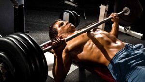Come sviluppare pettorali completi: allenamento ed esercizi