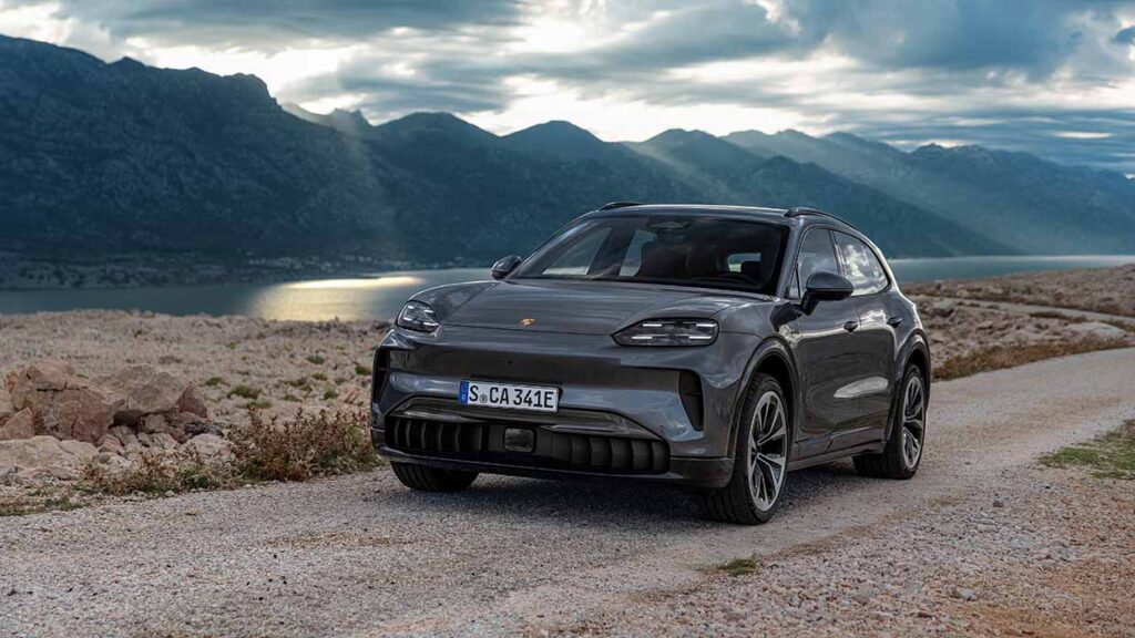 Una pietra miliare tecnologica per Porsche: la Cayenne diventa elettrica