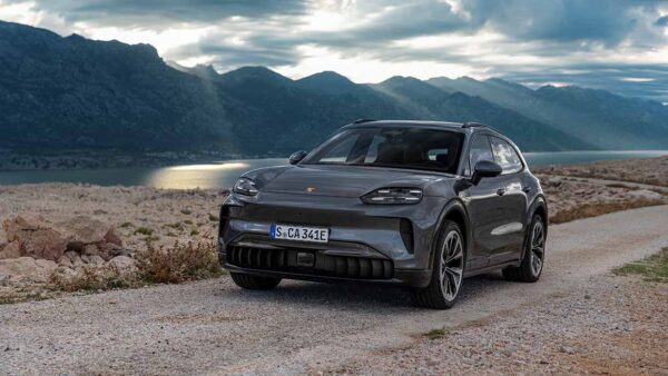 Una pietra miliare tecnologica per Porsche: la Cayenne diventa elettrica