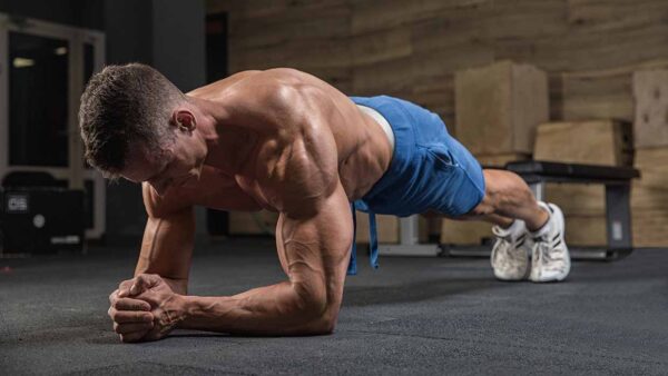 Un allenamento (a casa) di 15 minuti per costruire muscoli veri