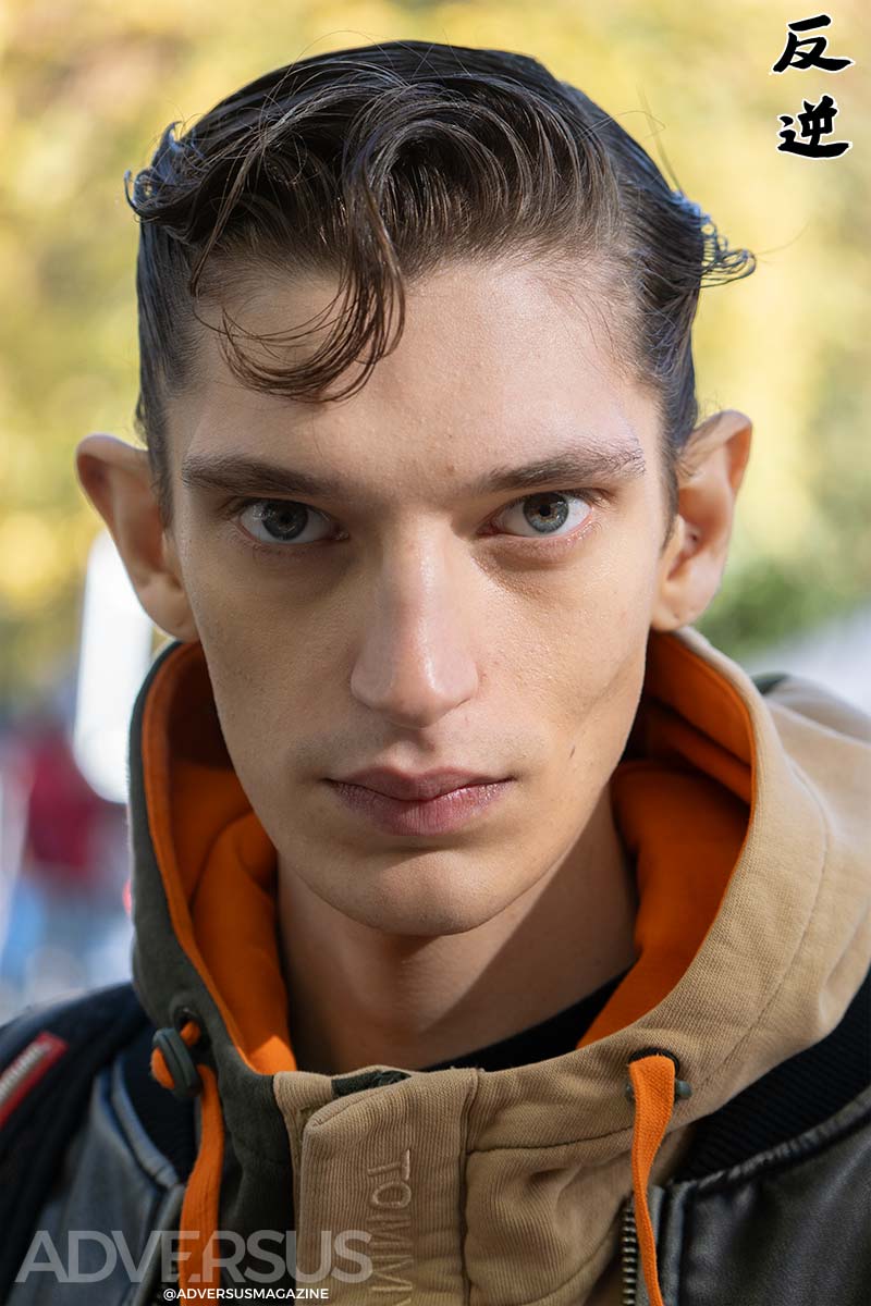 Ciuffi scolpiti con un tocco “greasy”: gli hairstyle maschili definitivi per il 2026 secondo Lacoste - Photo Charlotte Mesman