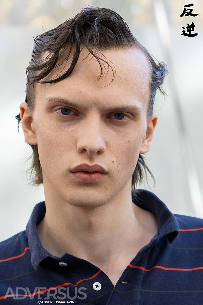 Ciuffi scolpiti con un tocco “greasy”: gli hairstyle maschili definitivi per il 2026 secondo Lacoste - Photo Charlotte Mesman