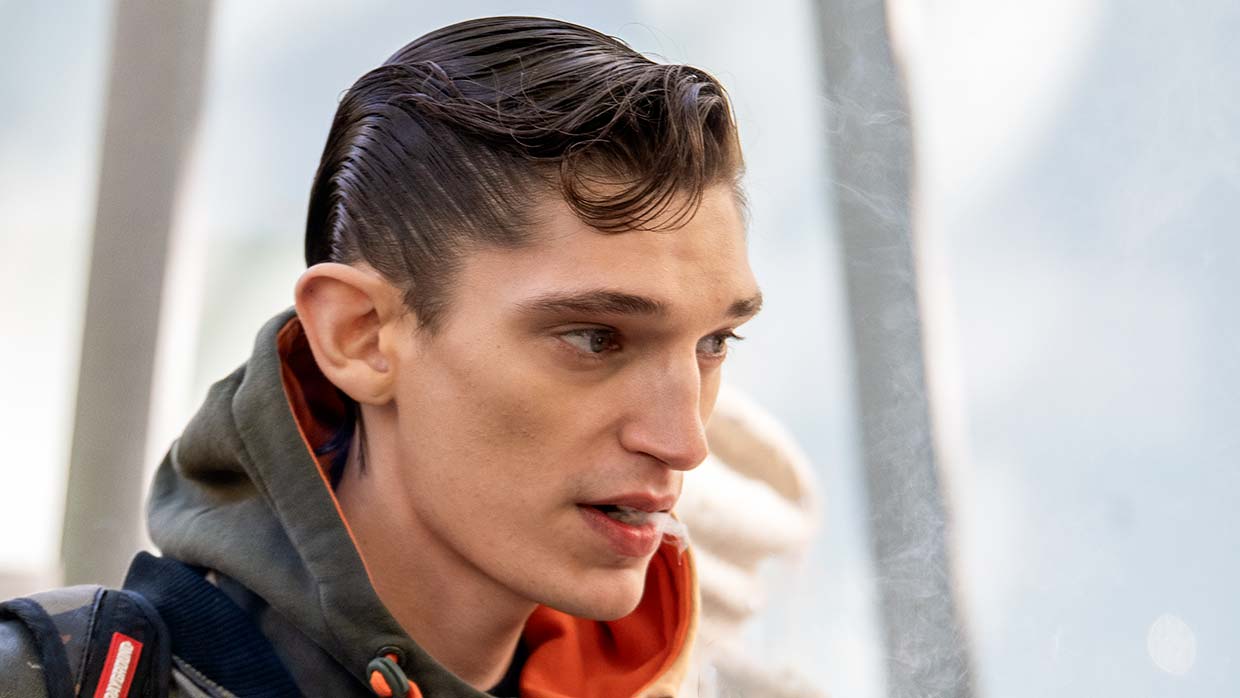 Ciuffi scolpiti con un tocco “greasy”: gli hairstyle maschili definitivi per il 2026 secondo Lacoste - Photo Charlotte Mesman