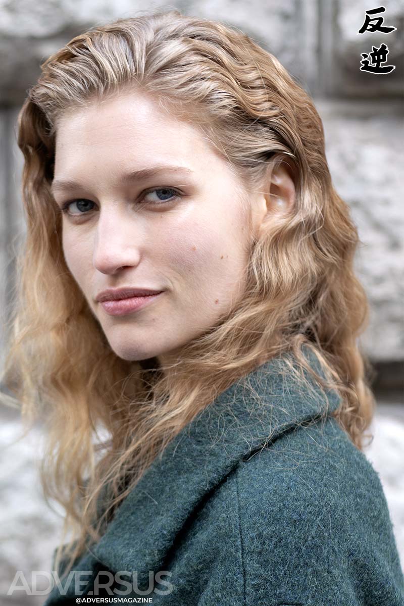 La tendenza capelli del 2026: glossy & greasy - Photo Charlotte Mesman