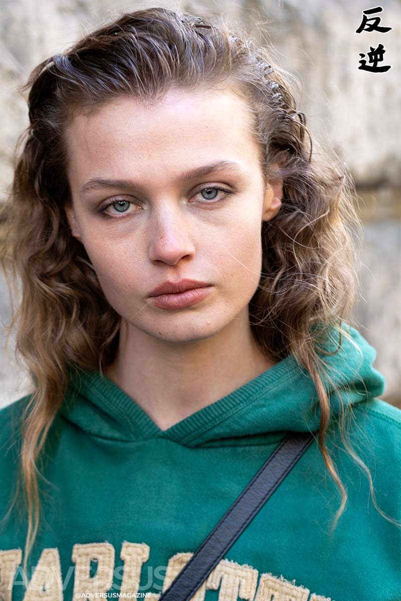 La tendenza capelli del 2026: glossy & greasy - Photo Charlotte Mesman