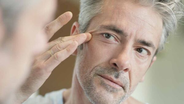 La pelle dell’uomo: come cambia con l’età e come prendersene cura