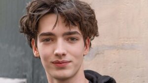 Uomini, i tagli di capelli per il 2026 si allungano e abbracciano l’imperfezione - Photo Charlotte Mesman