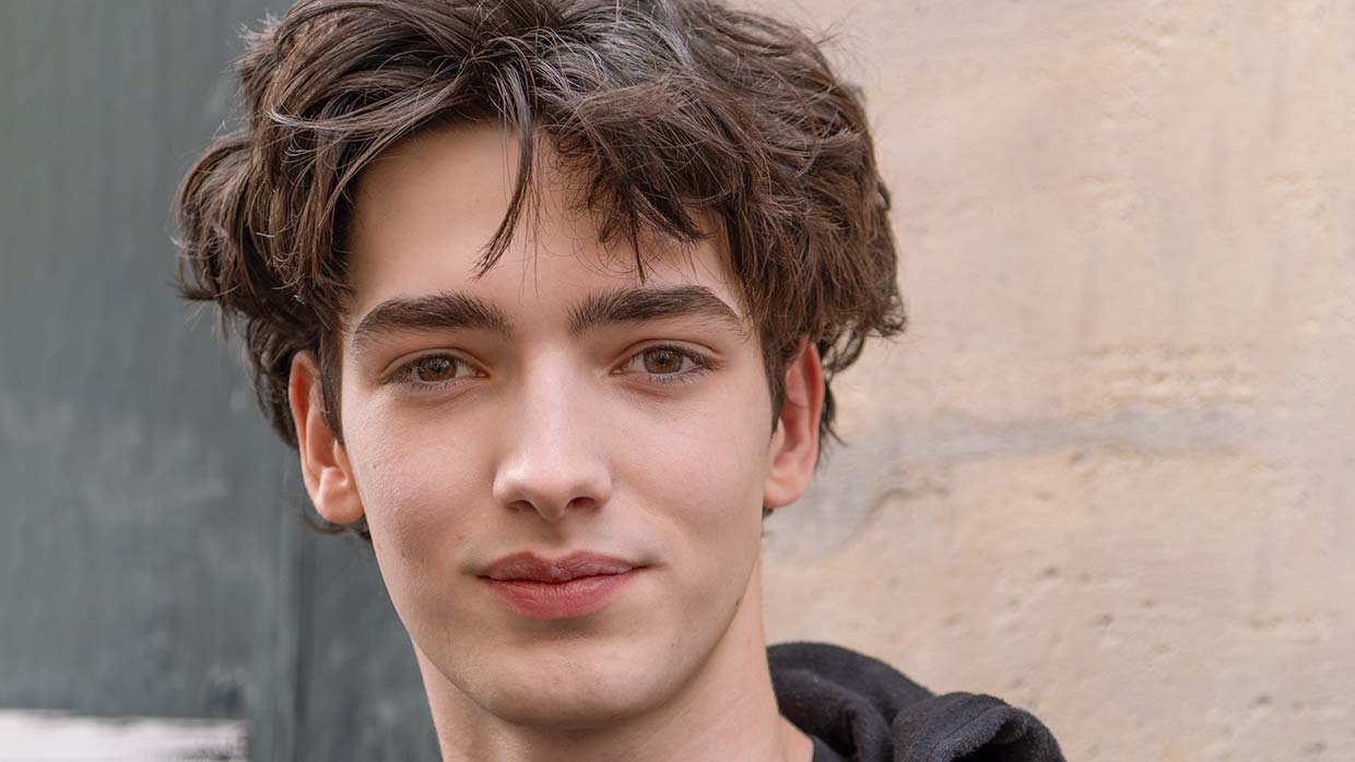 Uomini, i tagli di capelli per il 2026 si allungano e abbracciano l’imperfezione - Photo Charlotte Mesman