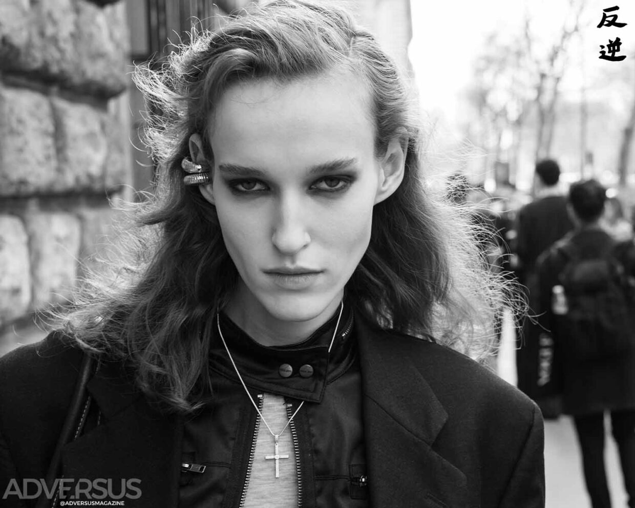 Alex Shibaeva. Il mio punto di vista: le modelle all’uscita backstage da Hermès Autunno/Inverno 2026–2027