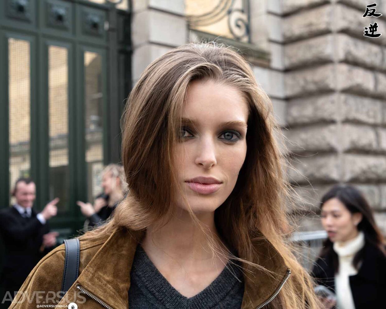 Stella Hanan. Il mio punto di vista: le modelle all’uscita backstage da Hermès Autunno/Inverno 2026–2027