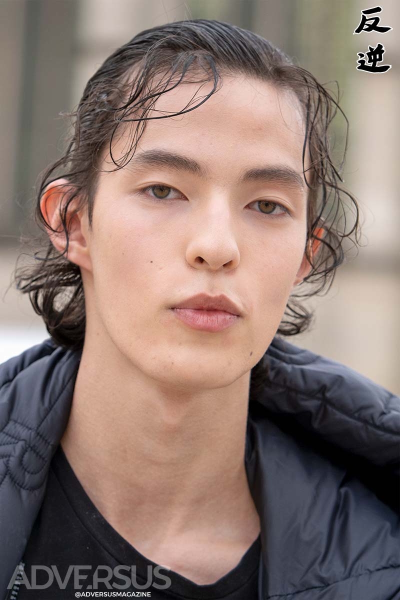Tagli uomo 2026. Wet look dall’imperfezione ribelle - Photo Charlotte Mesman