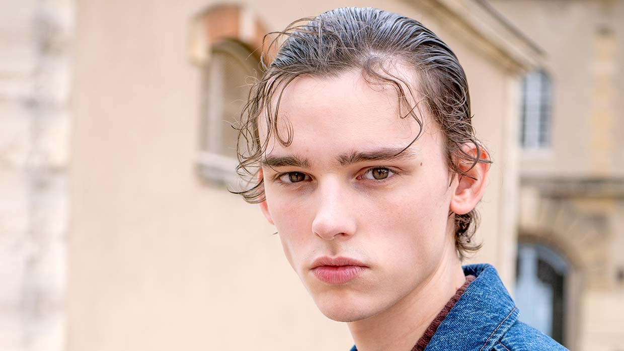 Tagli uomo 2026. Wet look dall’imperfezione ribelle - Photo Charlotte Mesman