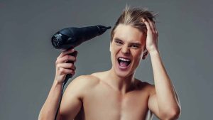Perché i tuoi capelli sembrano più belli solo per pochi giorni dopo il taglio – e come far durare più a lungo quel look