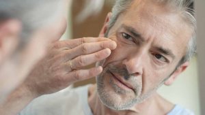 Il tuo contorno occhi invecchia più velocemente del resto del viso: ecco perché, e cosa aiuta davvero