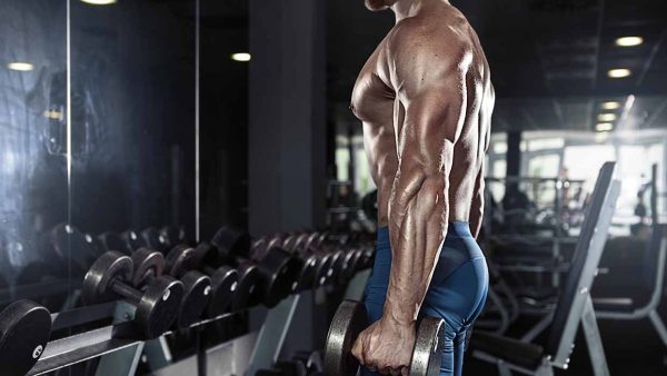 Perché saltare qualche allenamento può aiutarti a mettere più massa muscolare (soprattutto dopo i 40 anni)