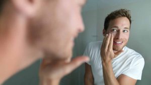 Niacinamide, retinolo e ceramidi: la base della nuova skincare maschile