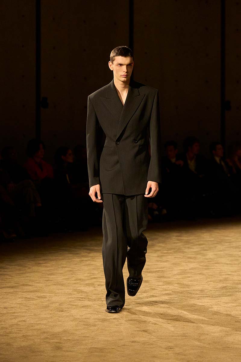 Moda uomo autunno inverno 2026 2027: il ritorno deciso del classico completo - Photo courtesy of Saint Laurent