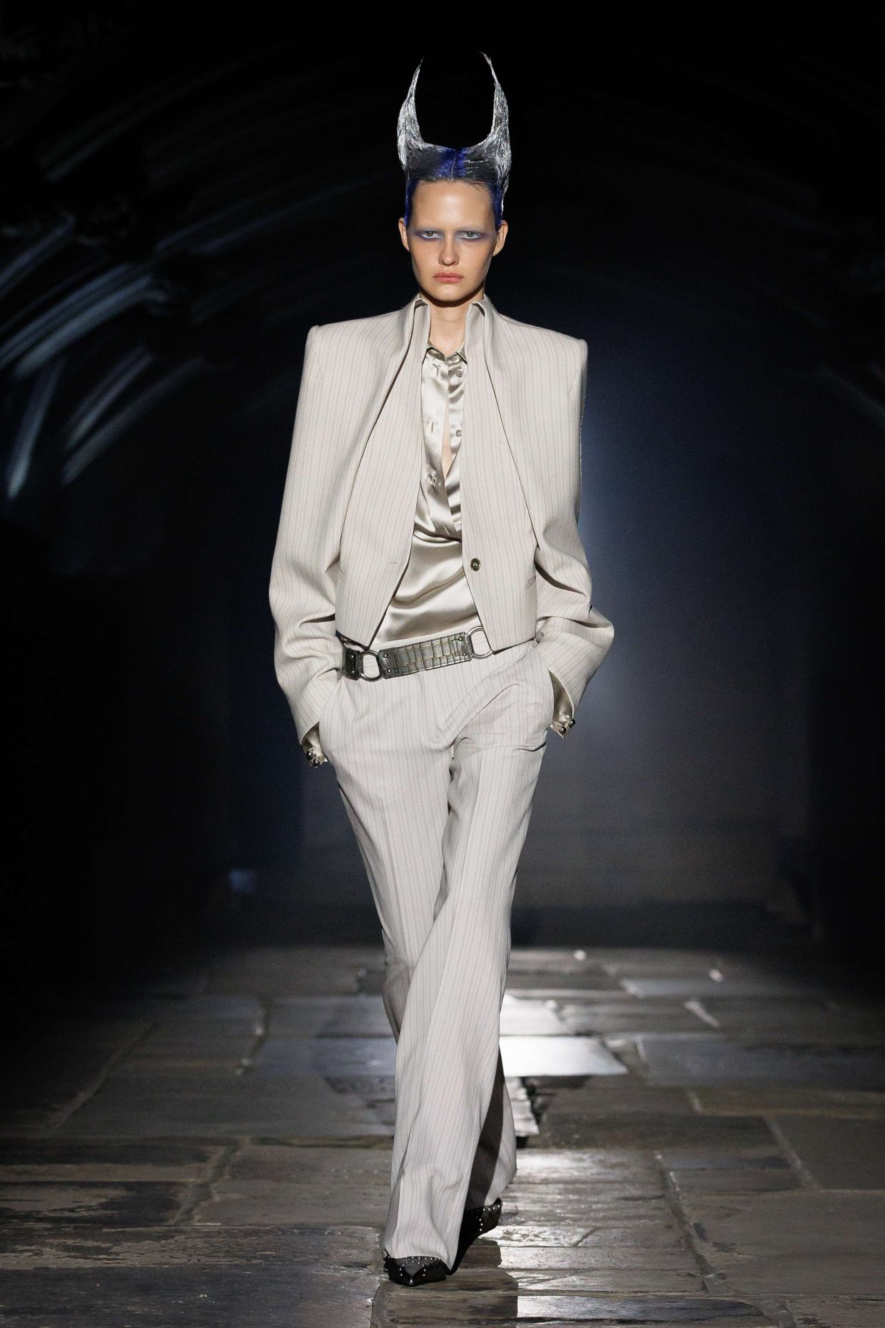 McQueen primavera estate 2027: angeli nel buio - Photo courtesy of McQueen