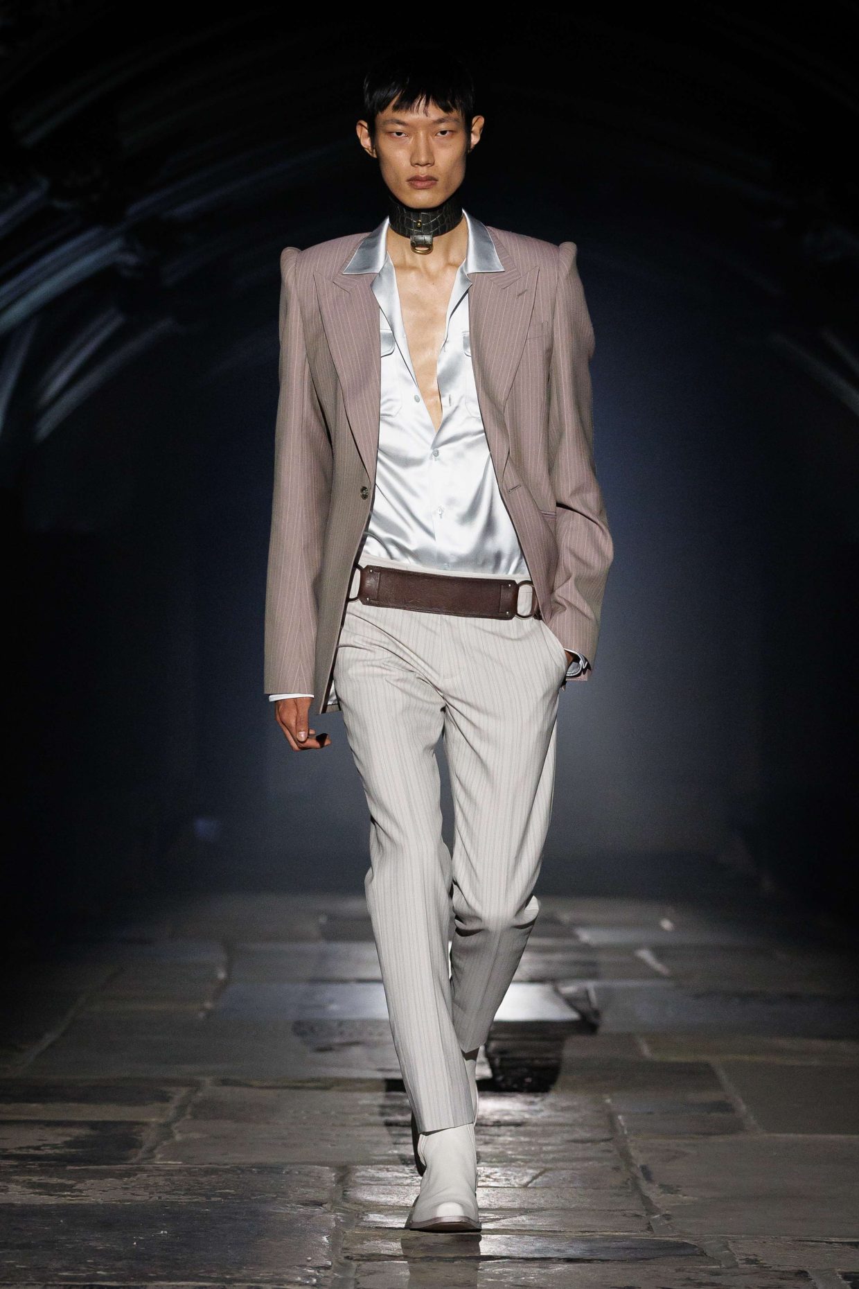 McQueen primavera estate 2027: angeli nel buio - Photo courtesy of McQueen