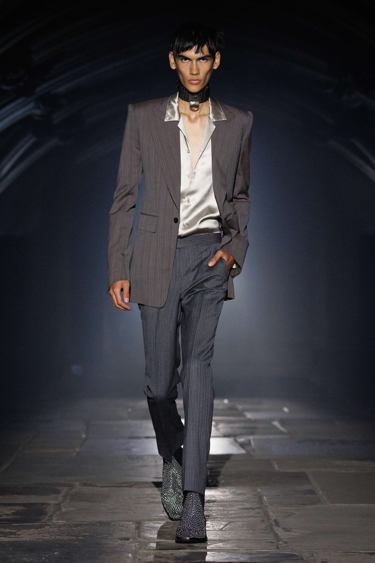 McQueen primavera estate 2027: angeli nel buio - Photo courtesy of McQueen