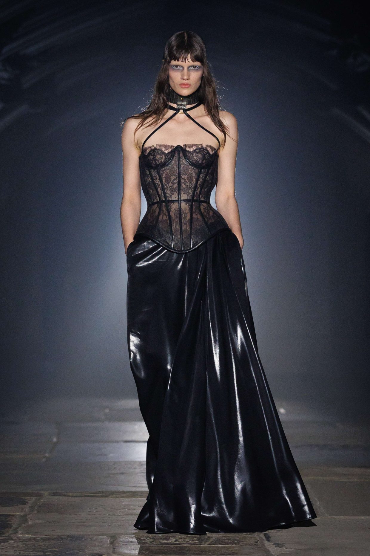 McQueen primavera estate 2027: angeli nel buio - Photo courtesy of McQueen