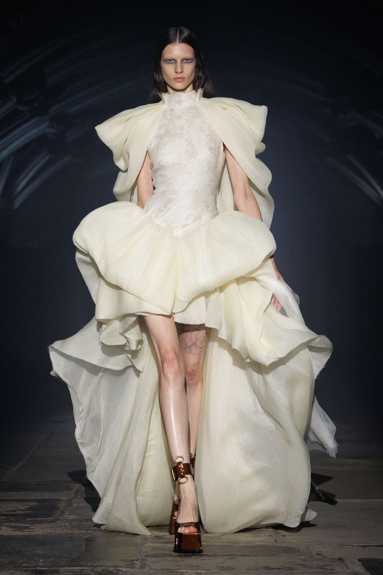 McQueen primavera estate 2027: angeli nel buio - Photo courtesy of McQueen