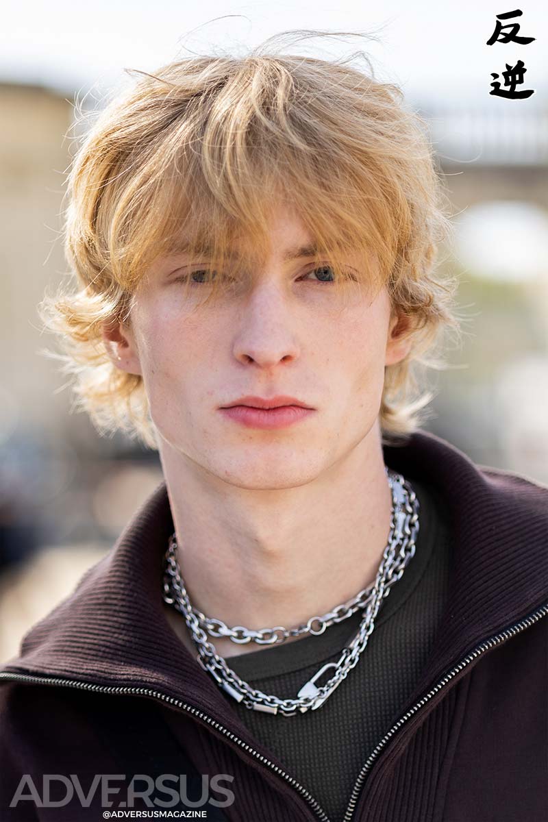 Tagli di capelli uomo Loewe primavera-estate 2027: capelli naturalmente spettinati - Photo ADVERSUS