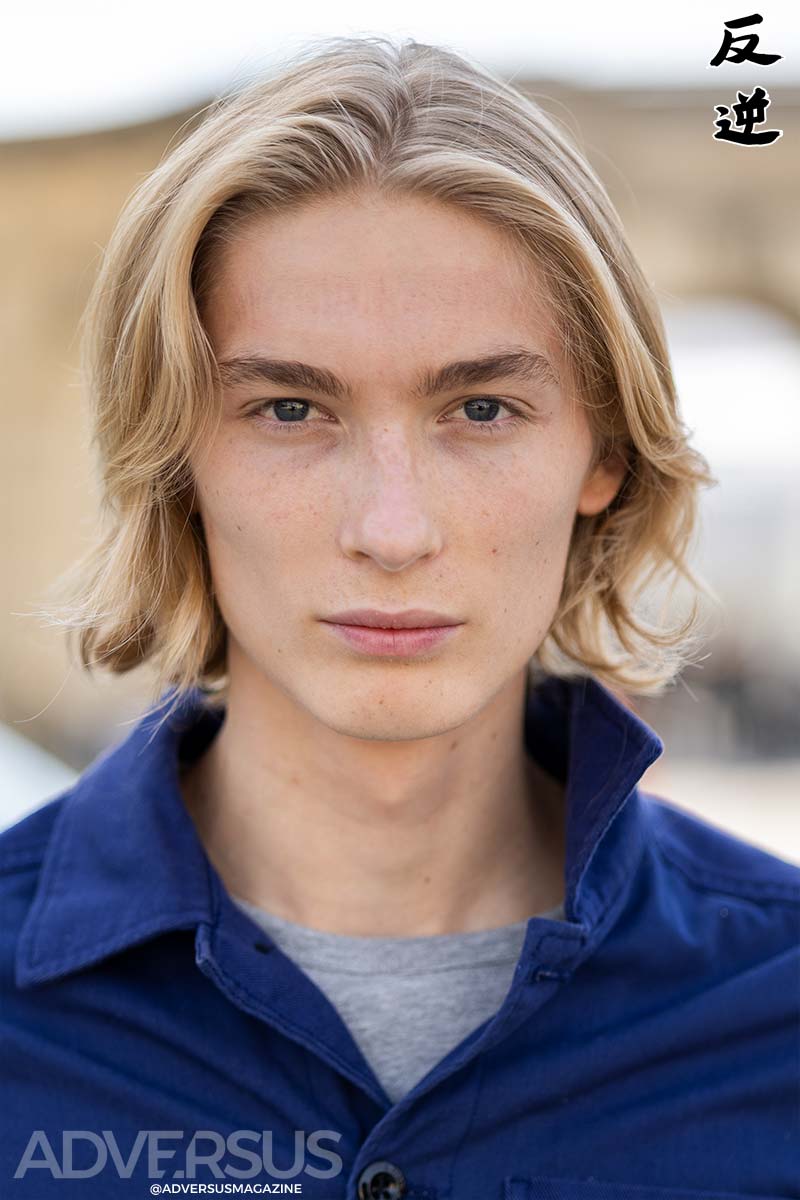 Tagli di capelli uomo Loewe primavera-estate 2027: capelli naturalmente spettinati - Photo ADVERSUS