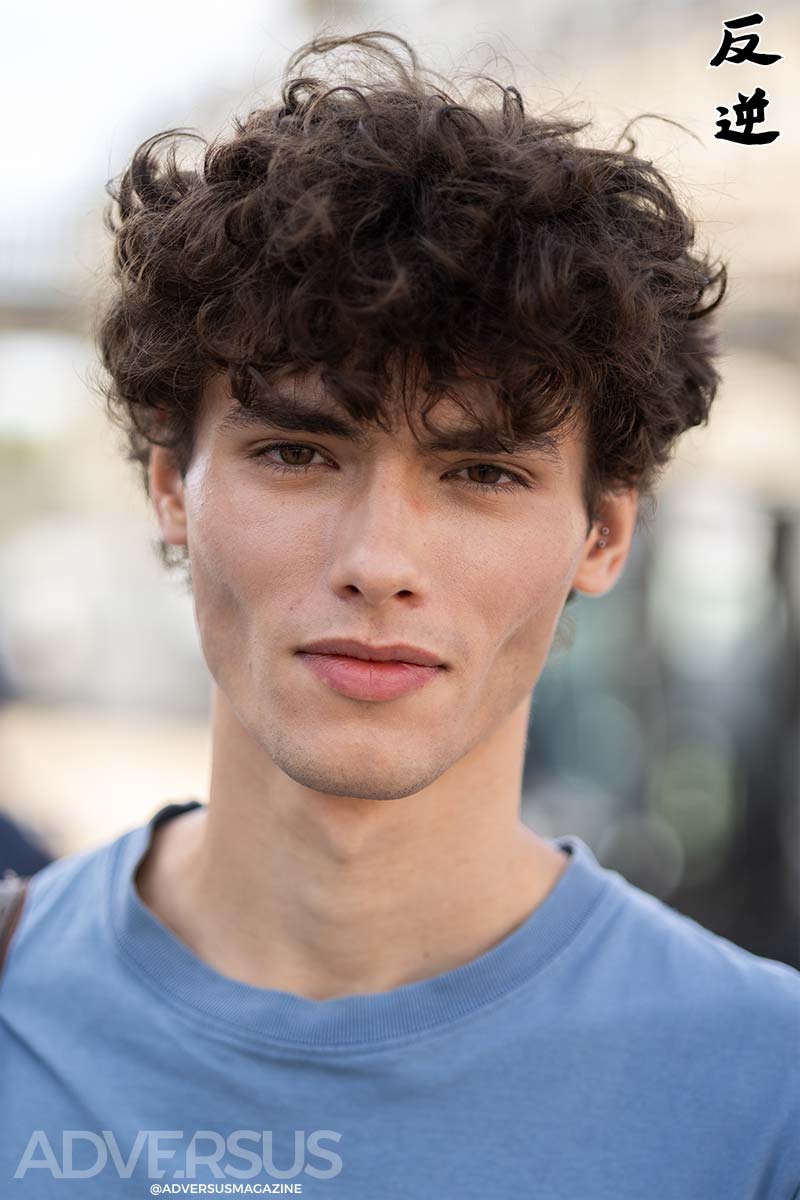 Tagli di capelli uomo Loewe primavera-estate 2027: capelli naturalmente spettinati - Photo ADVERSUS