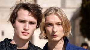 Tagli di capelli uomo Loewe primavera-estate 2027: capelli naturalmente spettinati - Photo ADVERSUS
