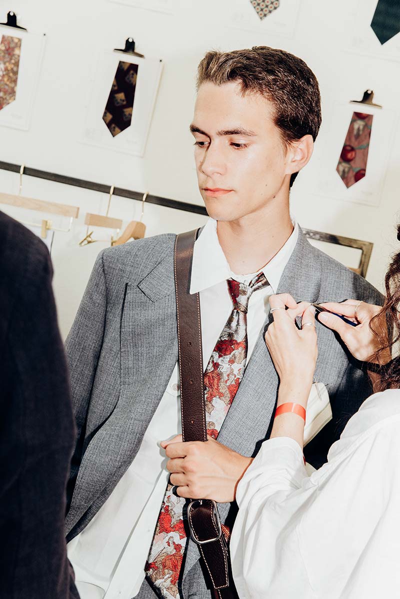 Capelli corti, lati sfumati e un accenno di ciuffo nel backstage di Paul Smith. Photo courtesy of Paul Smith