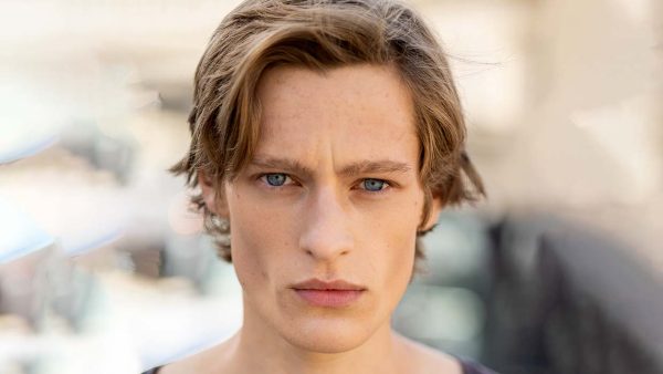 Tagli uomo estate 2027: tutte le tendenze capelli. Foto ADVERSUS